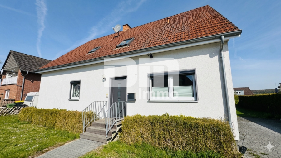 Charmantes Ein- bis Zweifamilienhaus mit großem Garten in begehrter Lage - Frontansicht Titel